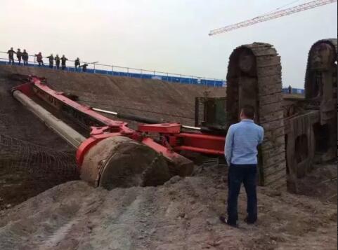 旋挖機(jī)翻車.jpg 旋挖機(jī)翻車.jpg