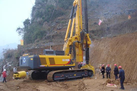 旋挖機(jī)手施工中.jpg 旋挖機(jī)手施工中.jpg