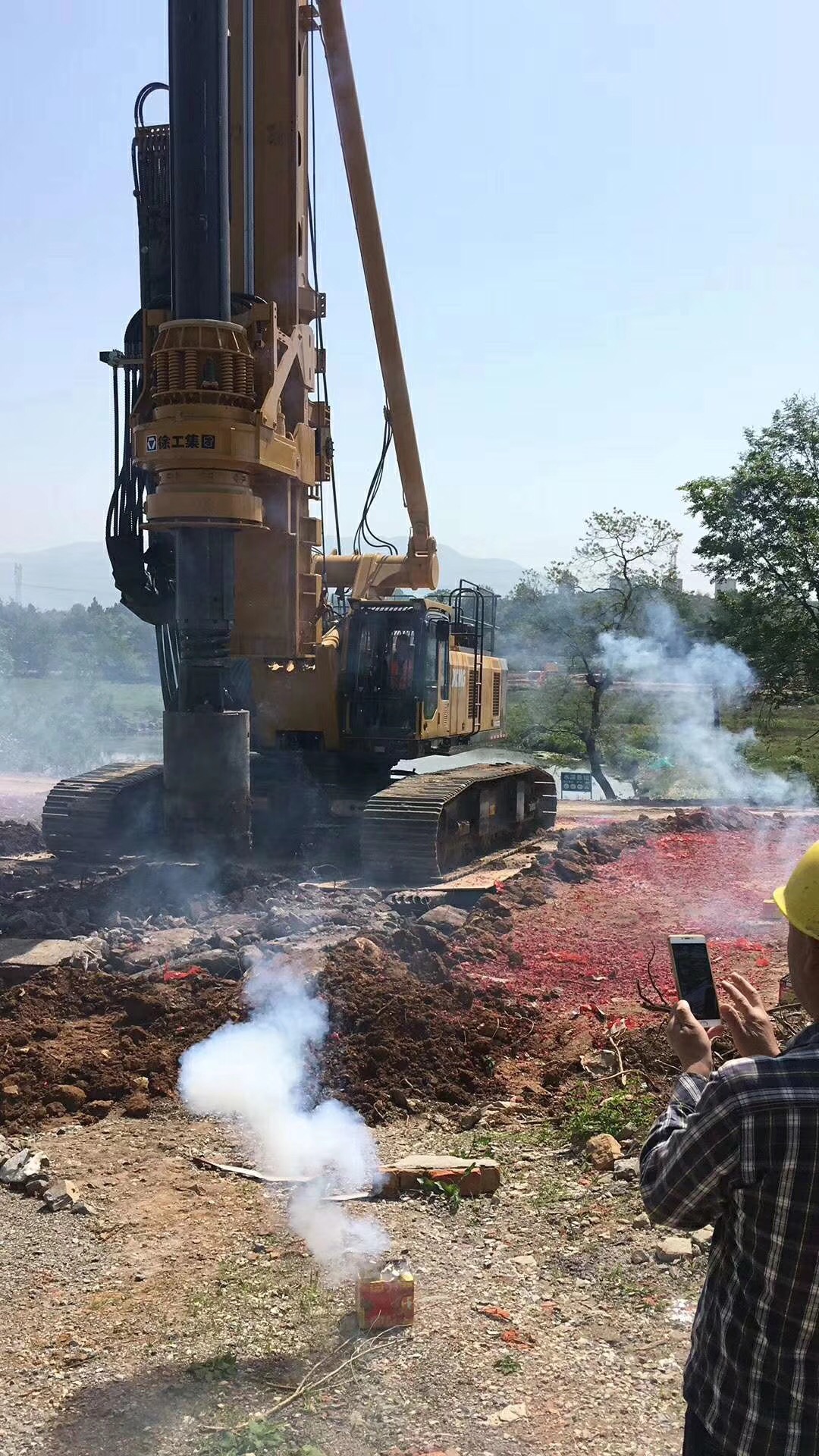 旋挖鉆機(jī)打樁開(kāi)工.jpg 旋挖鉆機(jī)打樁開(kāi)工.jpg