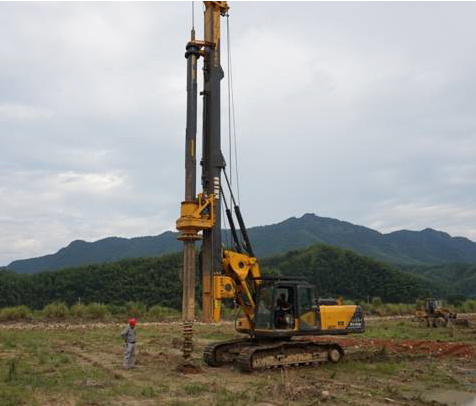 雨中的旋挖機(jī)設(shè)備.png 雨中的旋挖機(jī)設(shè)備.png