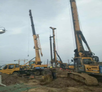 多臺(tái)徐工旋挖鉆機(jī)施工現(xiàn)場(chǎng).jpg 多臺(tái)徐工旋挖鉆機(jī)施工現(xiàn)場(chǎng).jpg