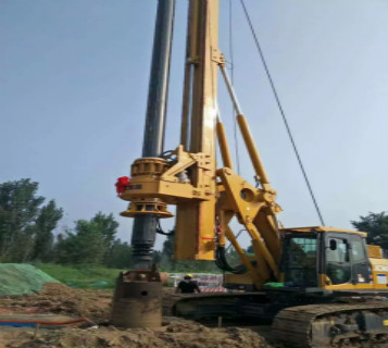 徐工旋挖鉆機(jī)打樁施工中.jpg 徐工旋挖鉆機(jī)打樁施工中.jpg