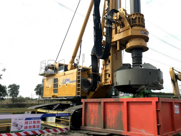 徐工XR450E旋挖鉆機在成都快速成樁.jpg 徐工XR450E旋挖鉆機在成都快速成樁.jpg