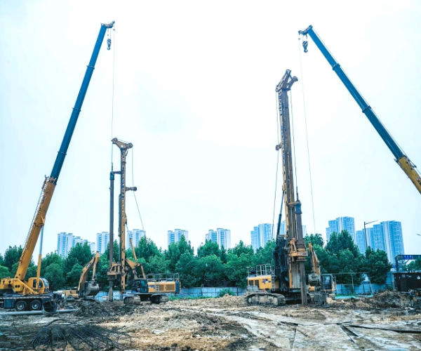 徐工旋挖鉆機(jī)強(qiáng)基固本，為城市煥新.jpg