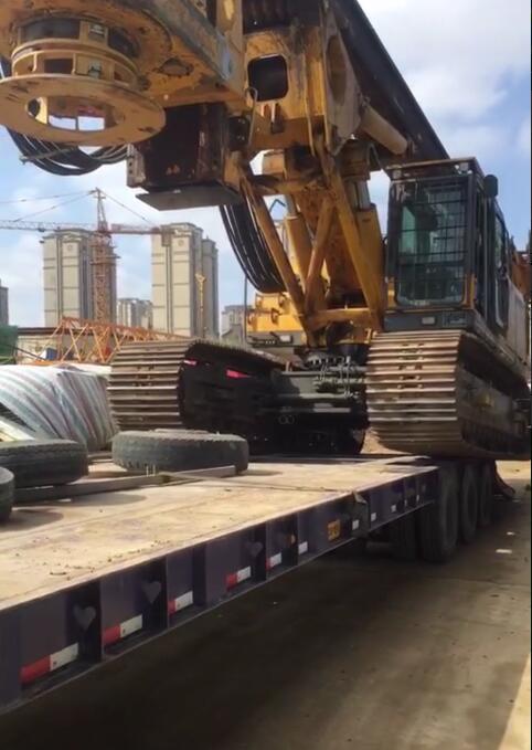 徐工360旋挖機(jī)煙臺工地準(zhǔn)備下板車 徐工360旋挖機(jī)煙臺工地準(zhǔn)備下板車